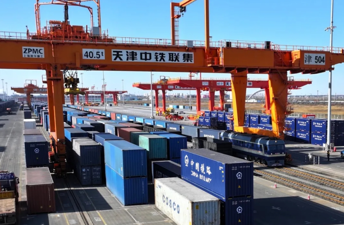 “春运”还在忙？超7万标箱从东疆出发，二手日用百货的流动新风尚